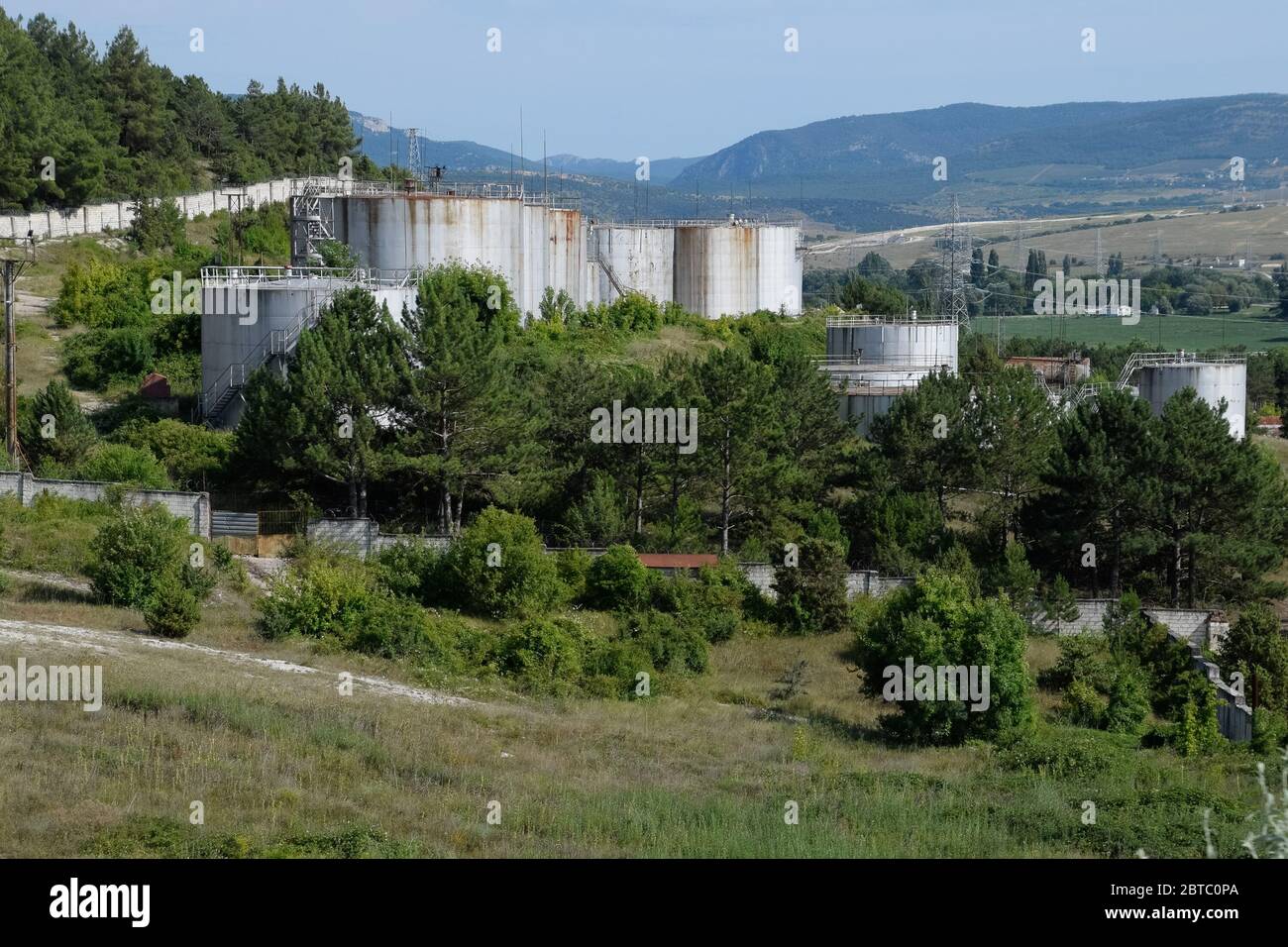 Öllagertanks am Öllager. Behälter vertikaler Stahl. Stockfoto