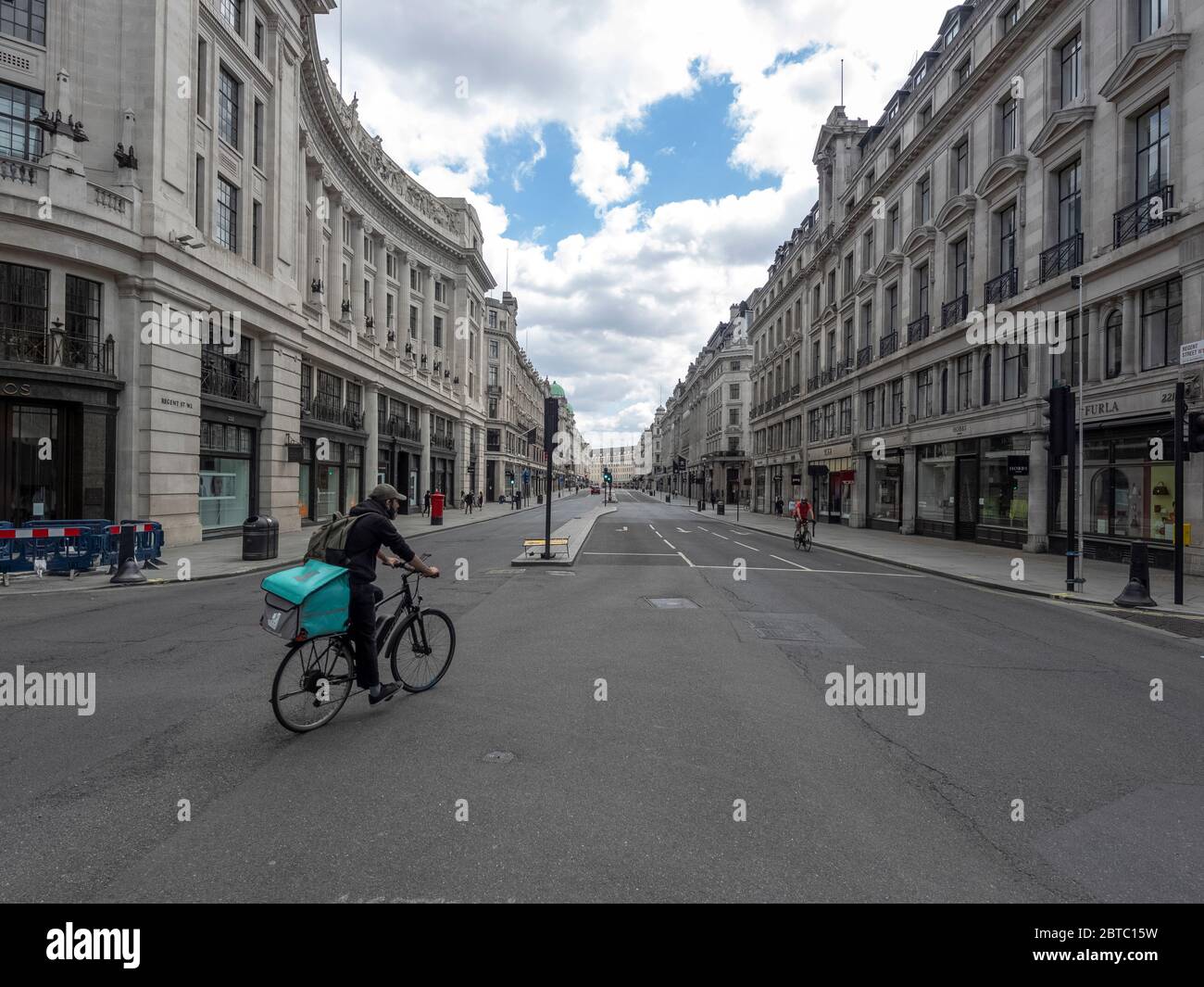 London. GROSSBRITANNIEN. 24. Mai 2020 zur Mittagszeit. Weiter Blickwinkel auf die Regent Street. Central london noch ziemlich dessert mit den Geschäften geschlossen. Nur wenige w Stockfoto