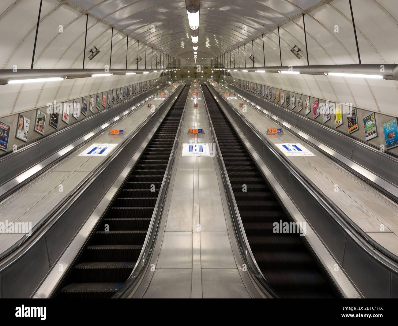 London. GROSSBRITANNIEN. 24. Mai 2020 zur Mittagszeit. Großer Blickwinkel der Rolltreppe ohne Personen an der Holborn Station während des Ausbruchs. Diese Station ist norma Stockfoto