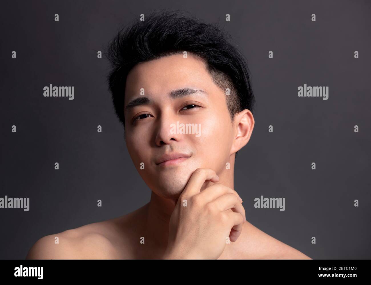 Nahaufnahme Porträt von attraktiven jungen asiatischen Mann Gesicht Stockfoto
