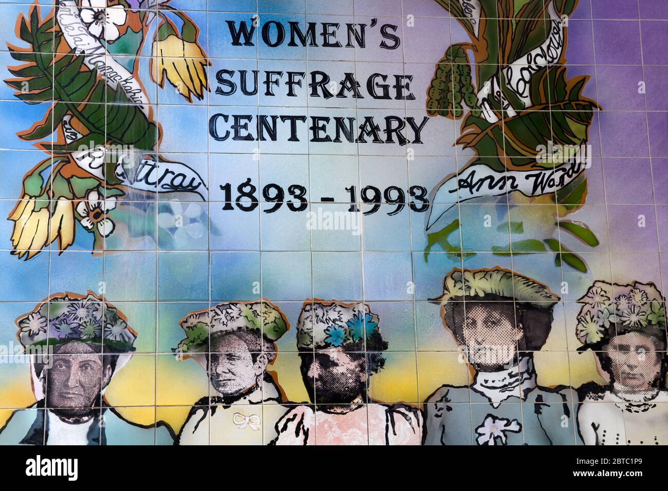 Wandgemälde mit Fliesen für das Frauenwahlrecht vor der Auckland Art Gallery, Auckland, North Island, Neuseeland Stockfoto