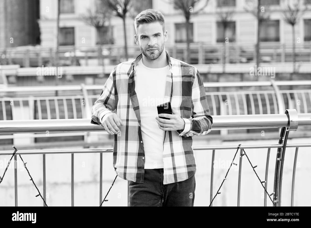 Urbanes wifi. Smartphone-Einstellungen. Standortoptionen für die gemeinsame Nutzung. Anwendung. Mann hält Smartphone-Gebäude im Hintergrund. Online-Messaging. Modernes Smartphone. Kommunikation. E-Mail senden. Nachricht wird beantwortet. Stockfoto