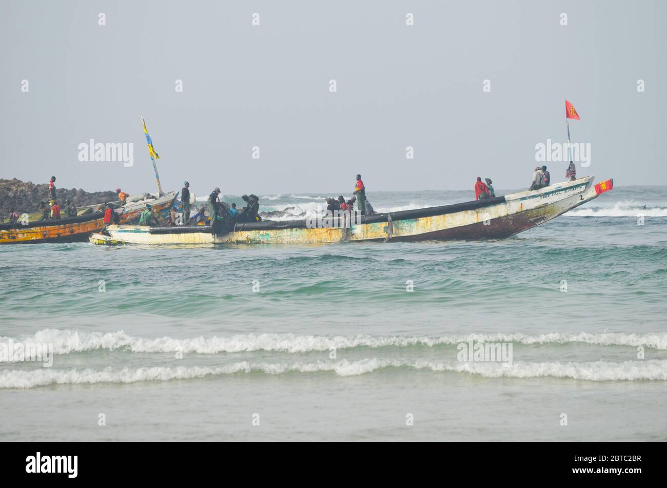 Pirogues (handwerkliche Fischerboote) in der Nähe der Insel Yoff, Dakar, Senegal Stockfoto