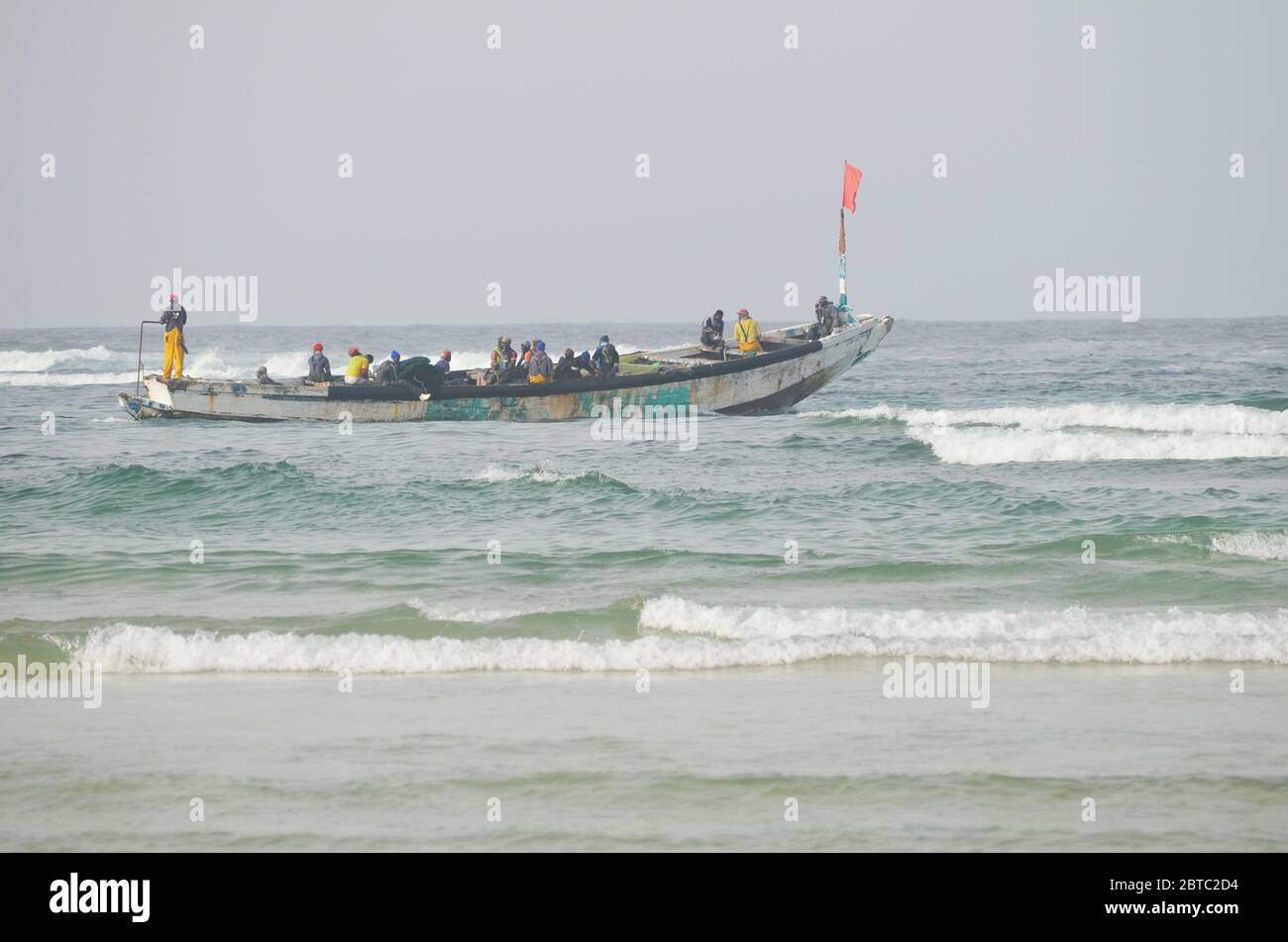 Pirogues (handwerkliche Fischerboote) in der Nähe der Insel Yoff, Dakar, Senegal Stockfoto