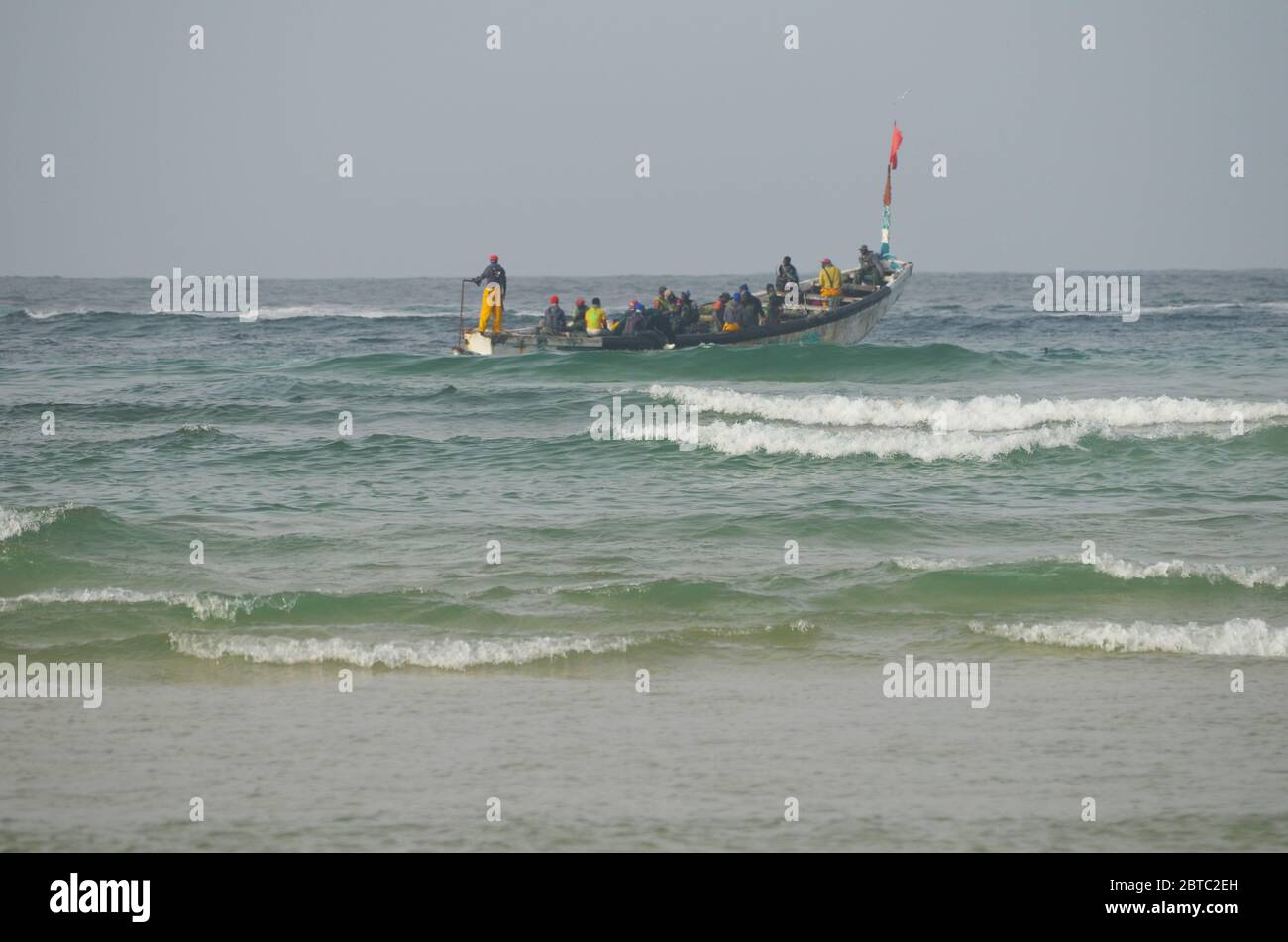 Pirogues (handwerkliche Fischerboote) in der Nähe der Insel Yoff, Dakar, Senegal Stockfoto