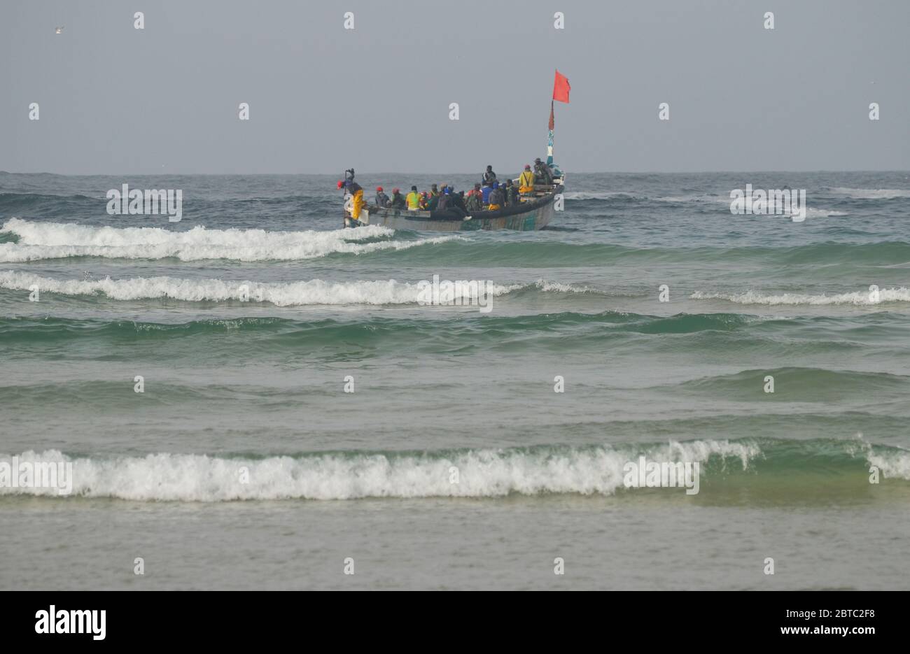 Pirogues (handwerkliche Fischerboote) in der Nähe der Insel Yoff, Dakar, Senegal Stockfoto