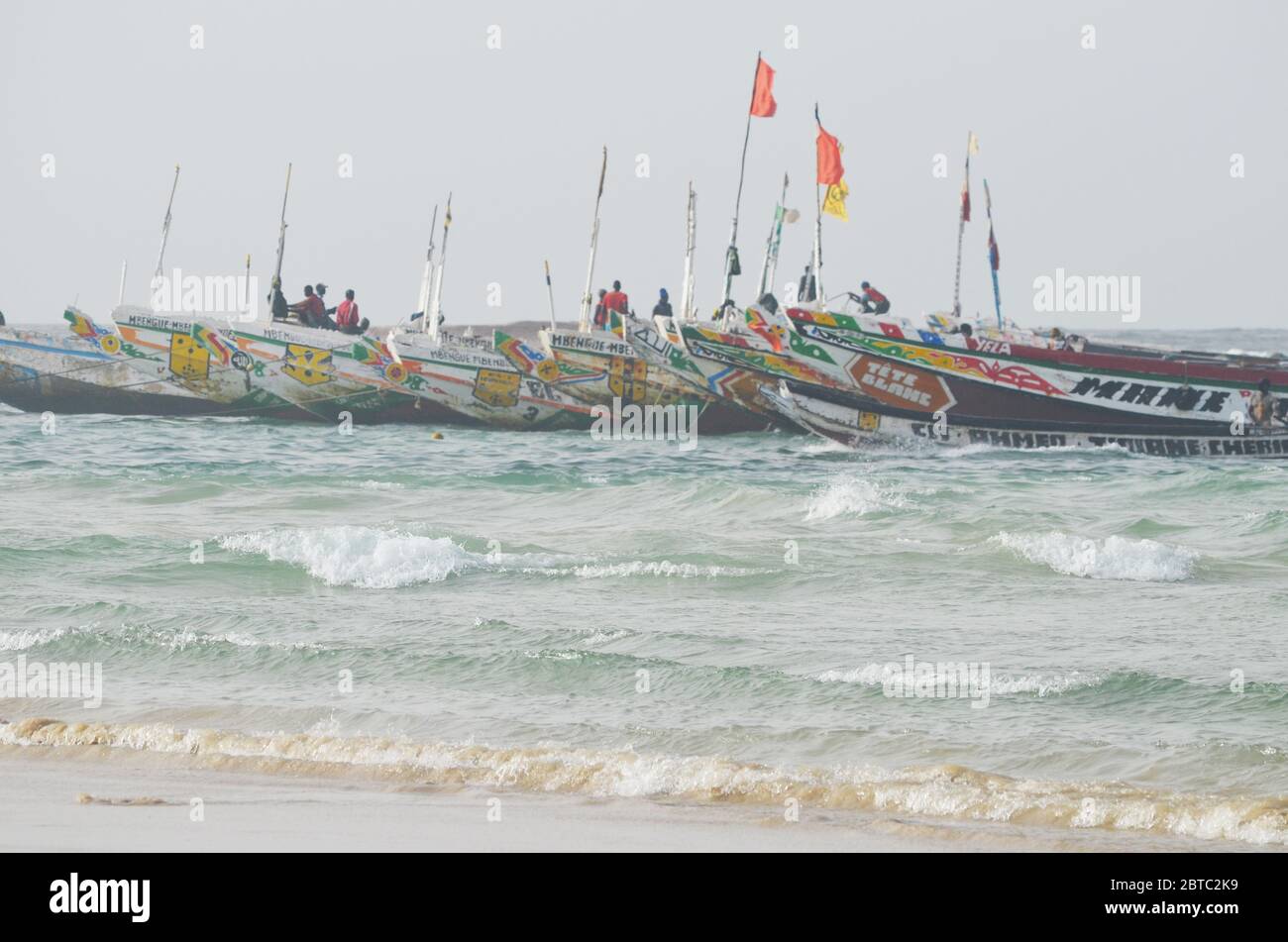 Pirogues (handwerkliche Fischerboote) in der Nähe der Insel Yoff, Dakar, Senegal Stockfoto