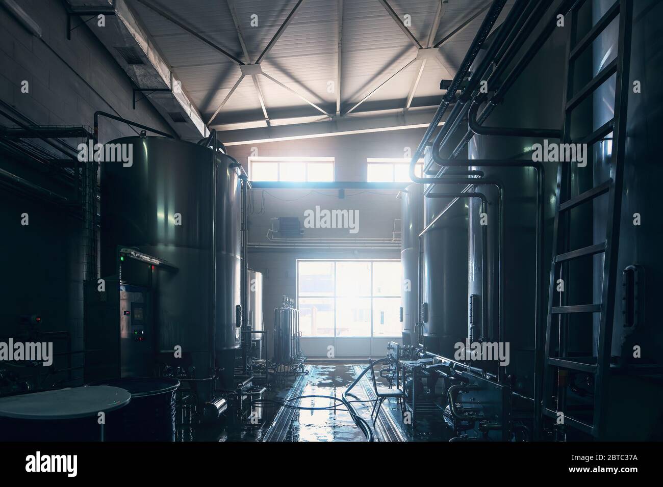 Industrielle Innenausstattung von Wasser oder Brauereifabrik oder Anlagenproduktion. Große Stahltanks oder Bottiche. Branchenhintergrund. Stockfoto