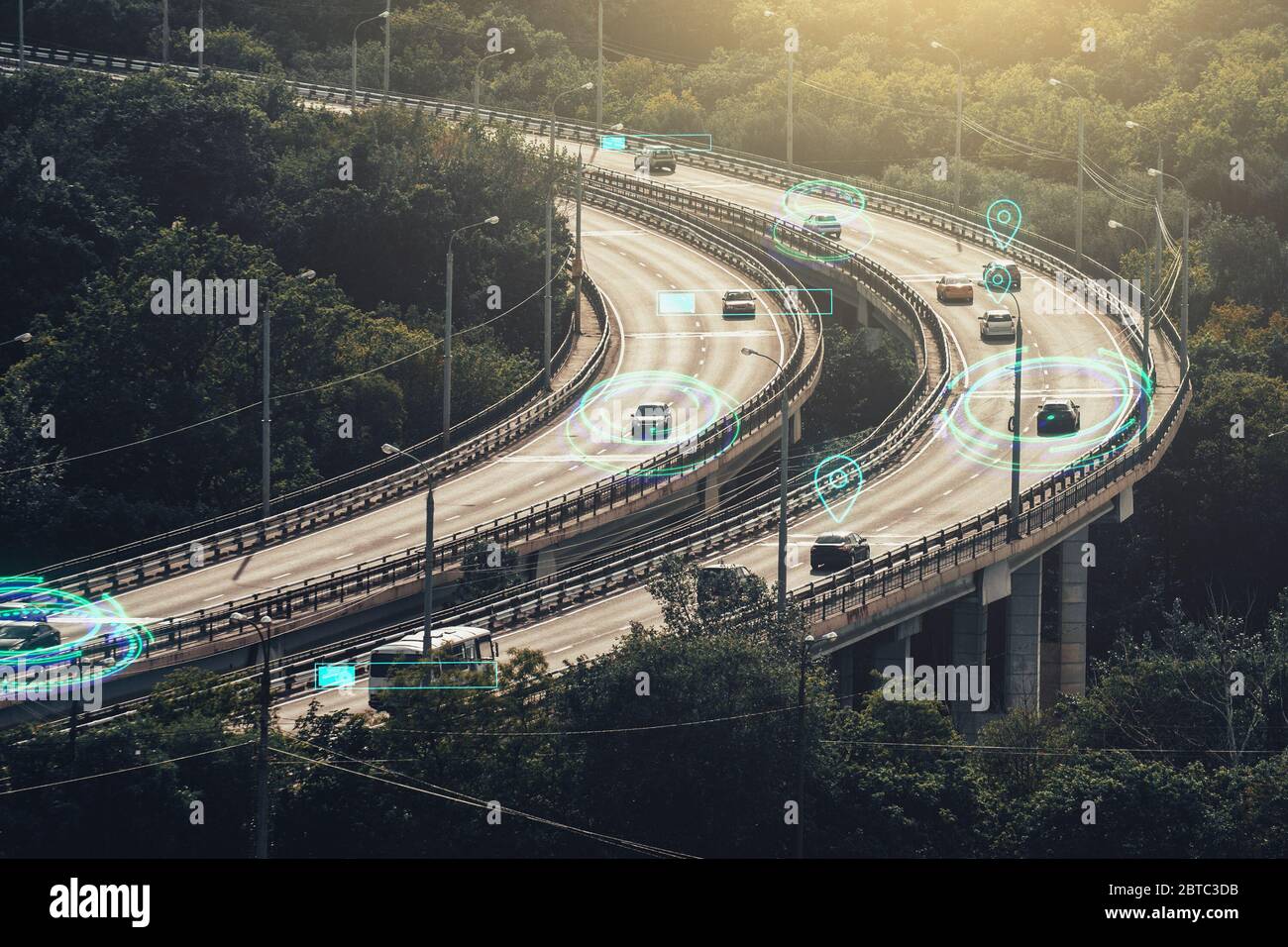 Autonomous Self Driving Cars Konzept. Autos bewegen sich auf der Stadtstraße und Künstliche Intelligenz steuert Fahrzeuge im Verkehr. Stockfoto