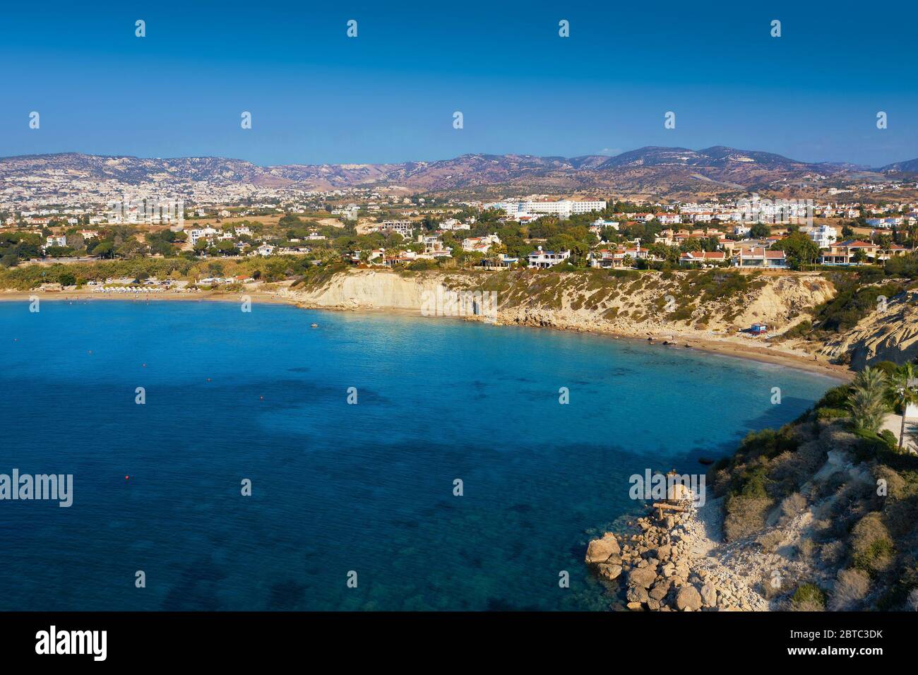 Luftaufnahme der Küste Zyperns, Bucht mit Strand und azurblauem Meerwasser. Stockfoto