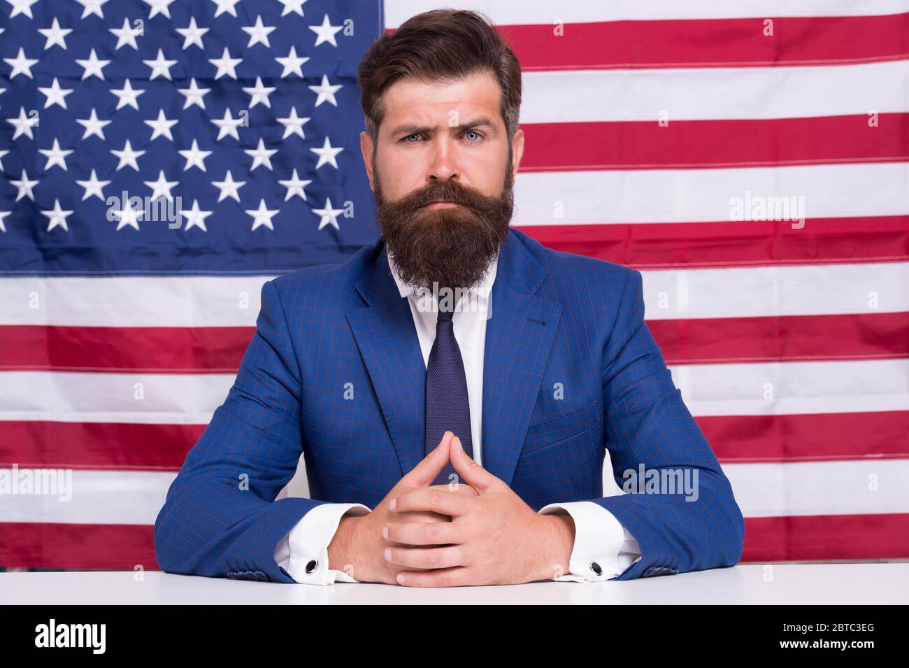 Patriotismus, Schutz und Wohlstand. Sein Wahlkampf. Brutaler Geschäftsmann ist patriotisch für die usa. Bildungsreform in der Schule im 4. juli. Amerikanischer Bürger an der US-Flagge. Politiker bei der Wahl. Stockfoto