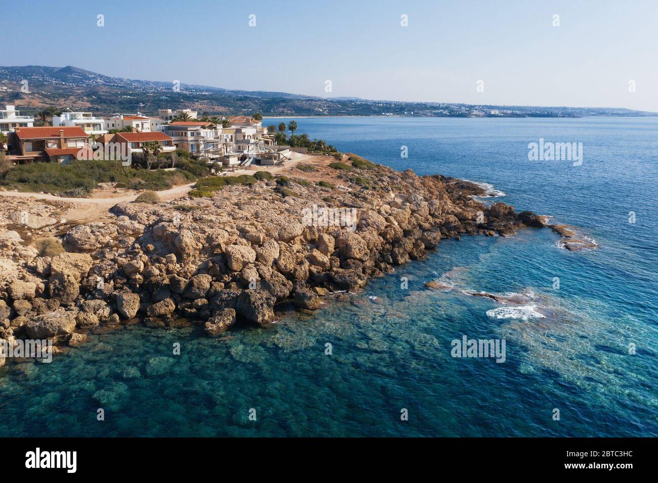 Zypern Landschaft Luftaufnahme von gelben Stein Küste mit Villen und blauem mittelmeer. Stockfoto