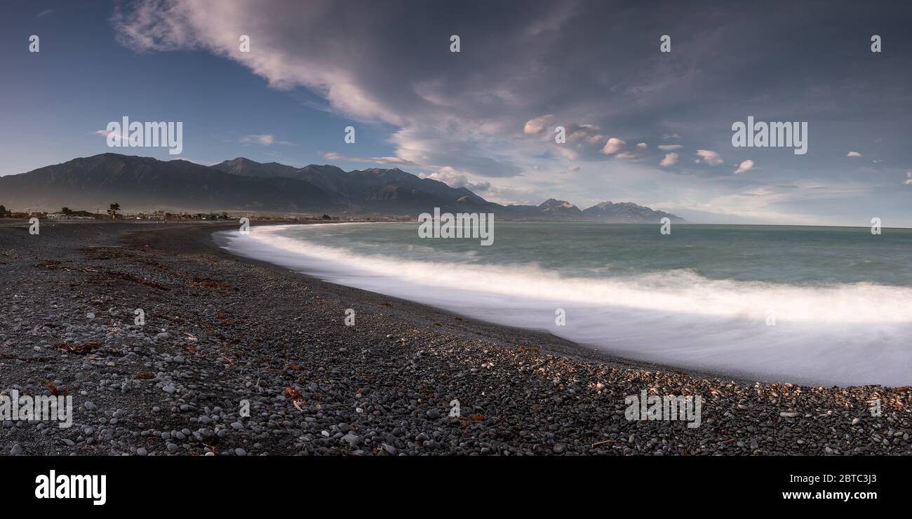Kaikoura Küste mit den Bergketten im Hintergrund, Kaikoura, Neuseeland, Februar 2020 Stockfoto