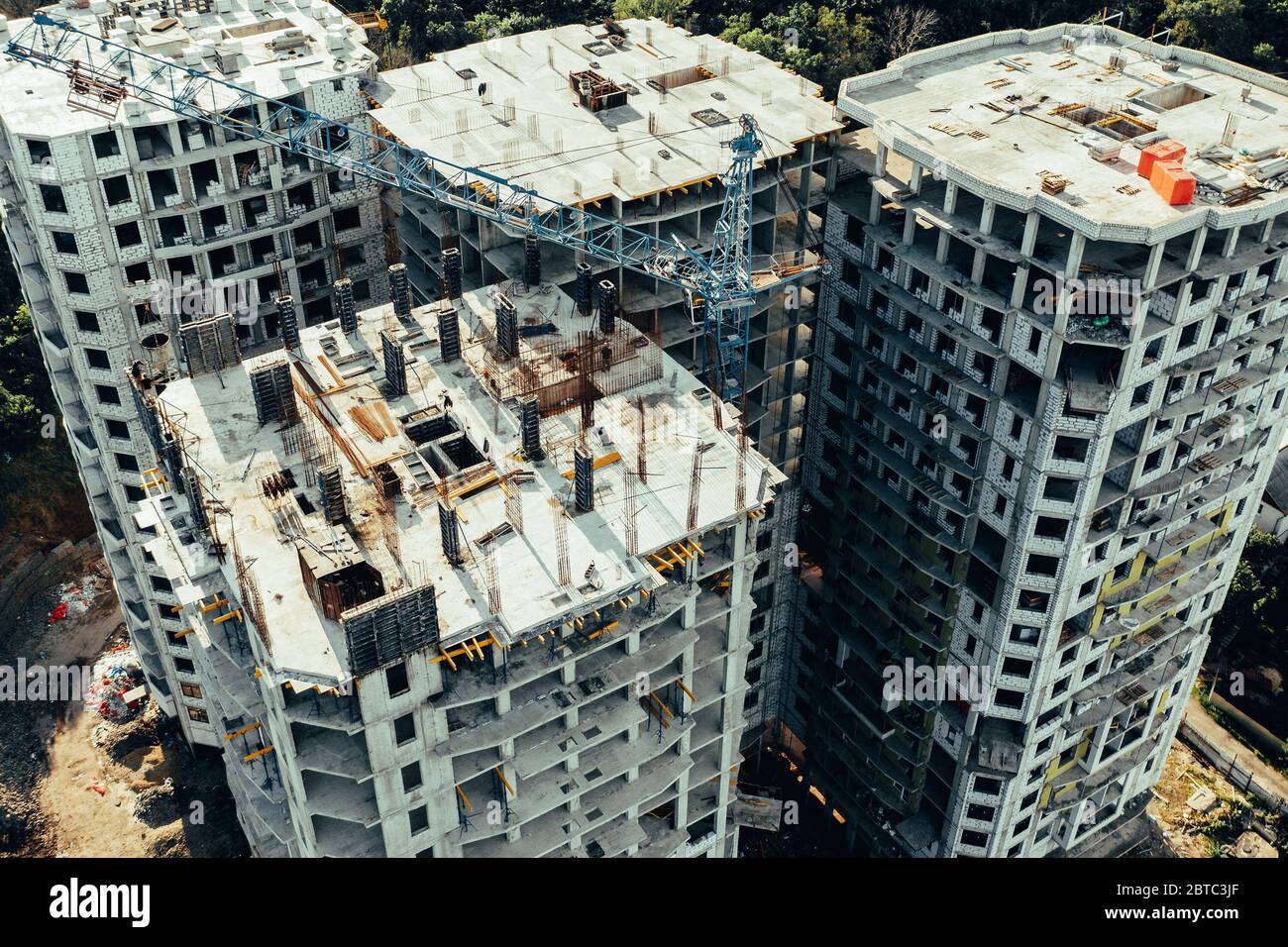 Luftaufnahme der Baustelle von neuen modernen Wohngebäuden. Entwicklung der Bauindustrie. Stockfoto
