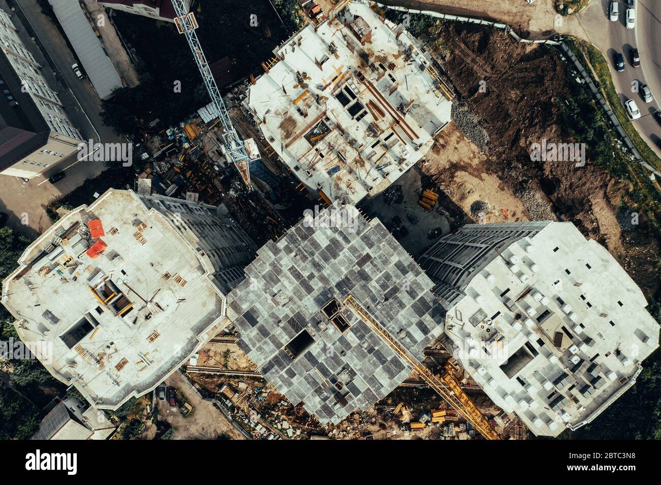 Luftaufnahme der Baustelle von neuen modernen Wohngebäuden. Entwicklung der Bauindustrie. Stockfoto