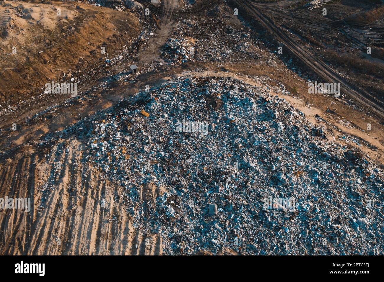 Berge von Müll und Plastikmüll auf dem Müllhalden der Stadt, Luftaufnahme. Stockfoto
