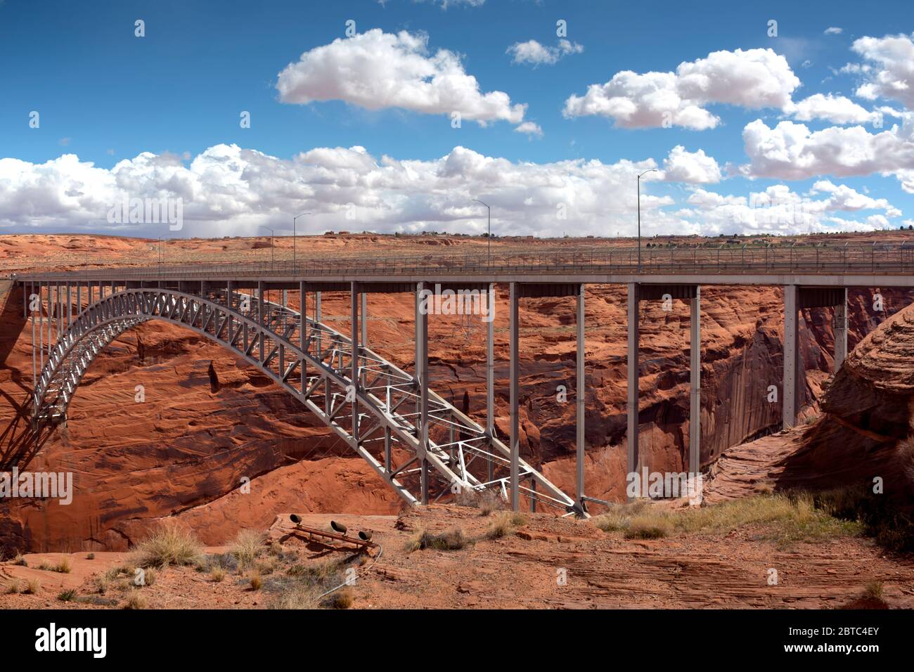 AZ00374-00...ARIZONA - Brücke über den Glen Canyon im Carl Hayden Besucherzentrum in der Nähe von Page. Stockfoto