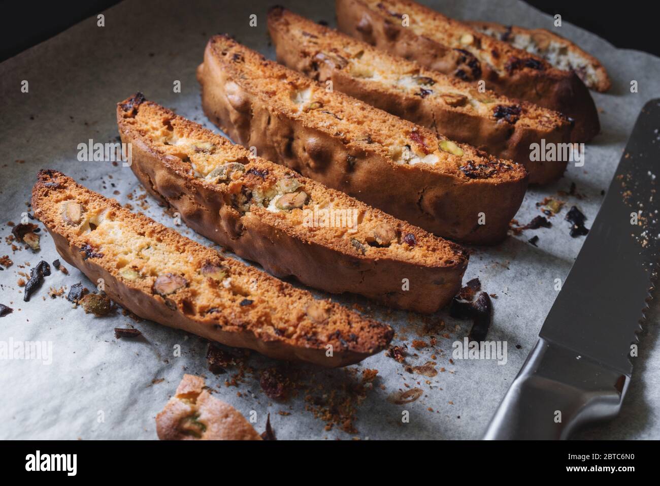 Biscotti in Scheiben geschnitten, italienische Kekse Stockfoto