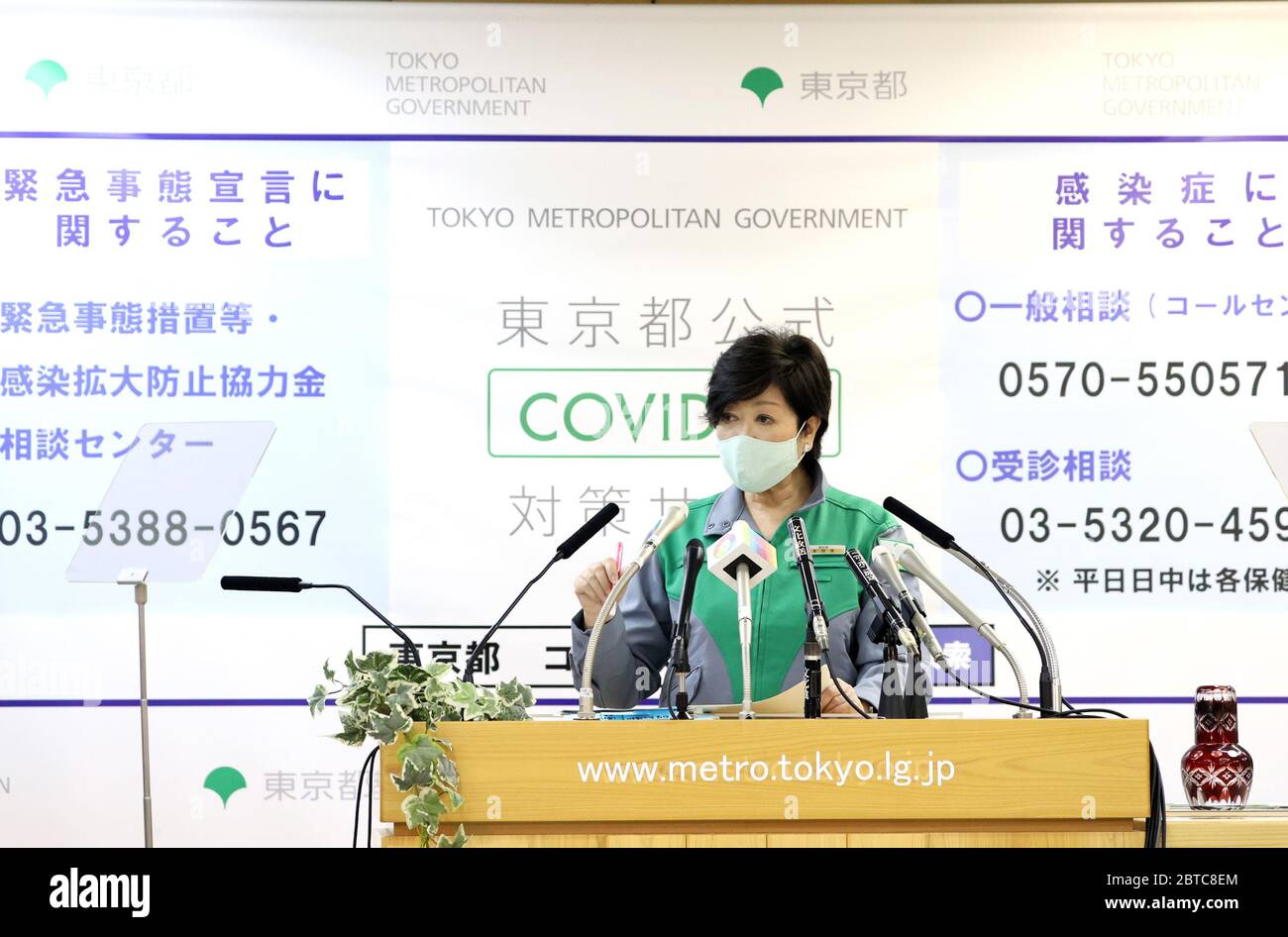 Tokio, Japan. Mai 2020. Tokyos Gouverneur Yuriko Koike kündigt am Freitag, den 22. Mai 2020, im Büro der Stadtverwaltung von Tokio den dreistufigen Fahrplan für die Lockerung der Maßnahmen gegen das neue Coronavirus an. Die japanische Regierung erwartet, dass sie nächste Woche den Ausnahmezustand im Großraum Tokio aufheben wird. Kredit: Yoshio Tsunoda/AFLO/Alamy Live News Stockfoto