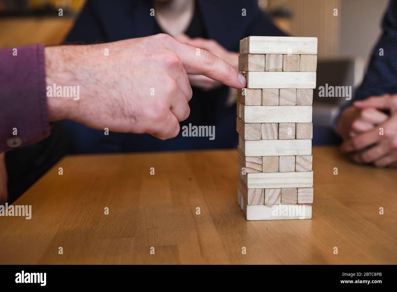 Jungs spielen Brettspiel in einem stilvollen Loft-Café mit einem modernen Design Stockfoto