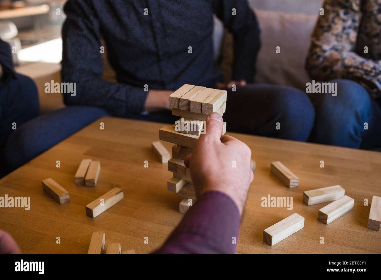 Jungs spielen Brettspiel in einem stilvollen Loft-Café mit einem modernen Design Stockfoto