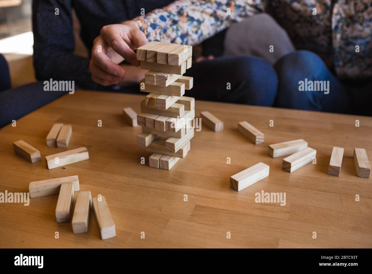 Jungs spielen Brettspiel in einem stilvollen Loft-Café mit einem modernen Design Stockfoto