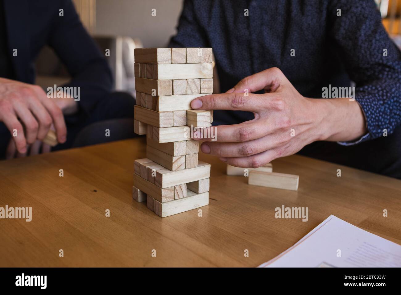 Jungs spielen Brettspiel in einem stilvollen Loft-Café mit einem modernen Design Stockfoto