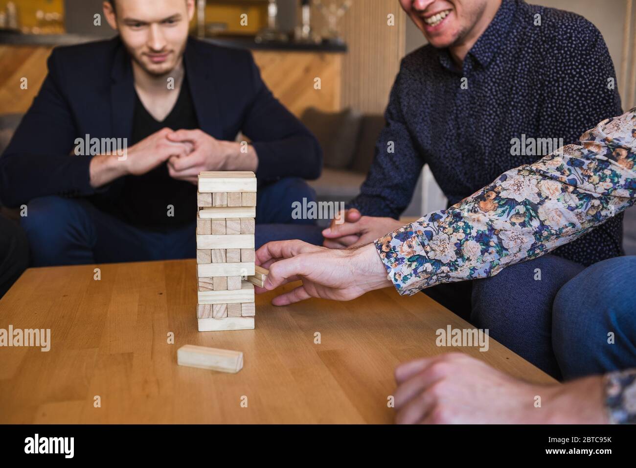Jungs spielen Brettspiel in einem stilvollen Loft-Café mit einem modernen Design Stockfoto