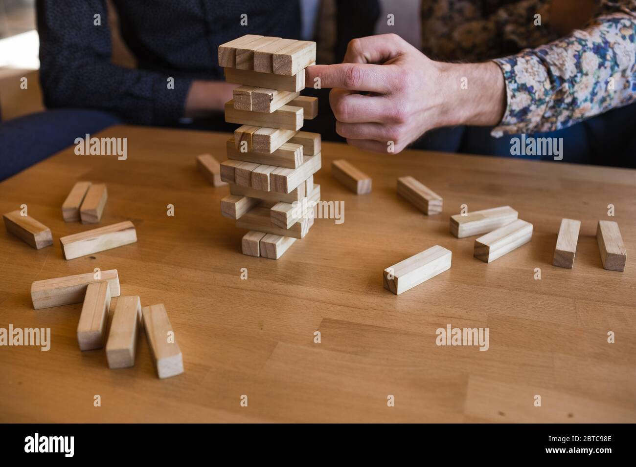 Jungs spielen Brettspiel in einem stilvollen Loft-Café mit einem modernen Design Stockfoto