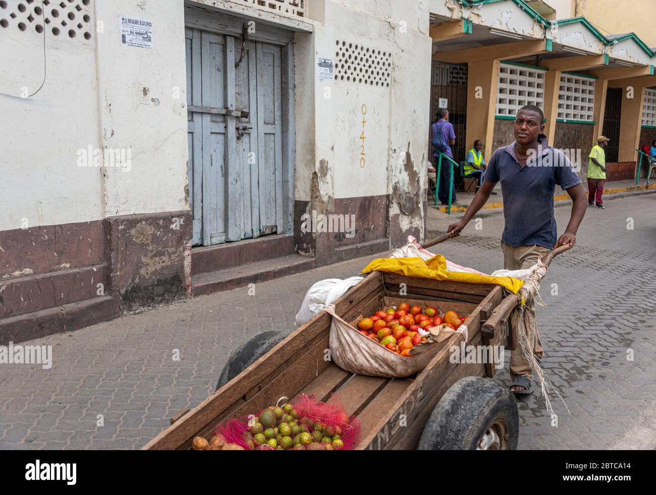 Mann schiebt einen Lebensmittelwagen in Mombasa Stockfoto