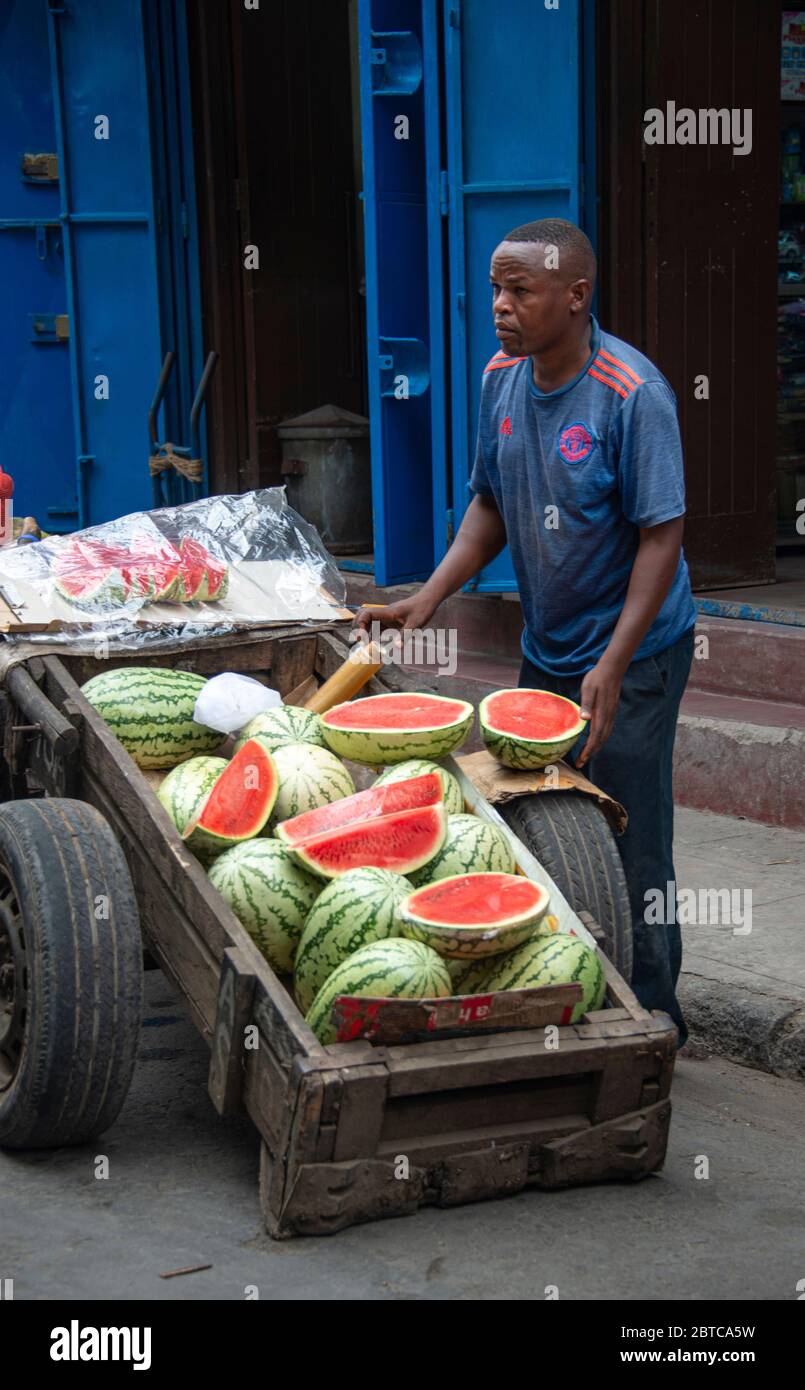Mann, der Wassermelonen auf der Straße in Mombasa verkauft Stockfoto