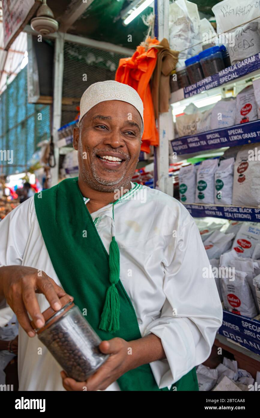 Muslimischer Mann, der Gewürze und Kaffeebohnen auf dem Mombasa-Markt verkauft Stockfoto