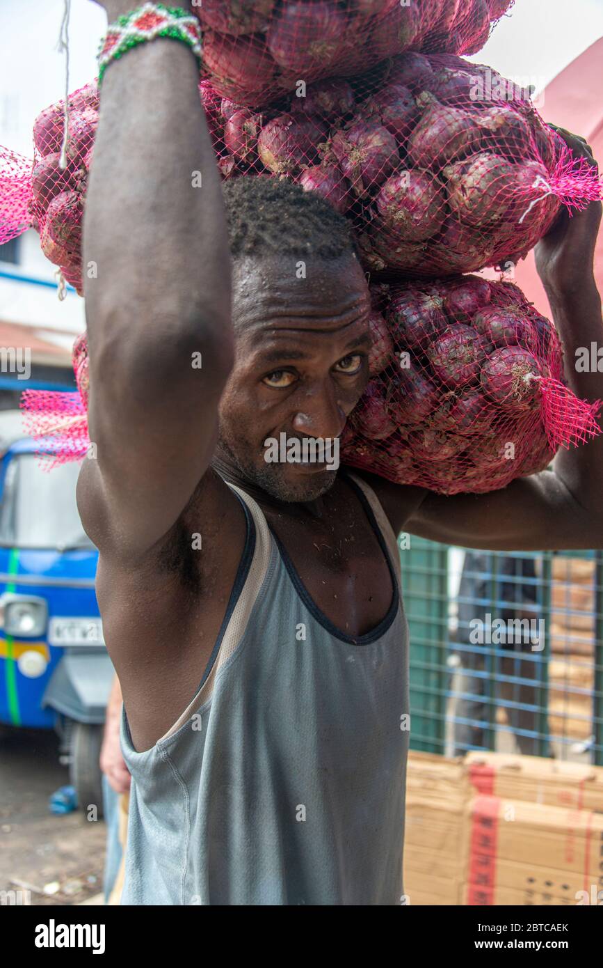 Ein Mann, der sich um einen Sack Kartoffeln kümmert Stockfoto