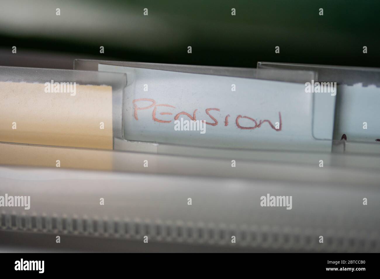 Ein Etikett innerhalb eines Aktenorganisators mit dem Wortlaut Pension.normalerweise ein Ort, wo Haushaltsrechnungen und andere wichtige Dokumente aufbewahrt werden. Stockfoto