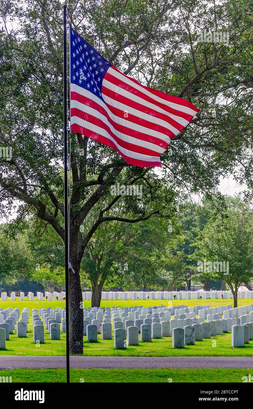 Eine amerikanische Flagge fliegt entlang einer Straße auf dem Biloxi Nationalfriedhof zum Memorial Day, 23. Mai 2020, in Biloxi, Mississippi. Stockfoto