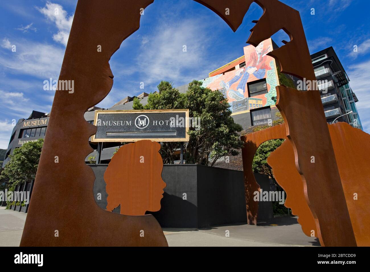 Skulptur 'pro Kopf' von Cathryn Monro vor dem Museum Hotel, Wellington City, North Island, Neuseeland Stockfoto