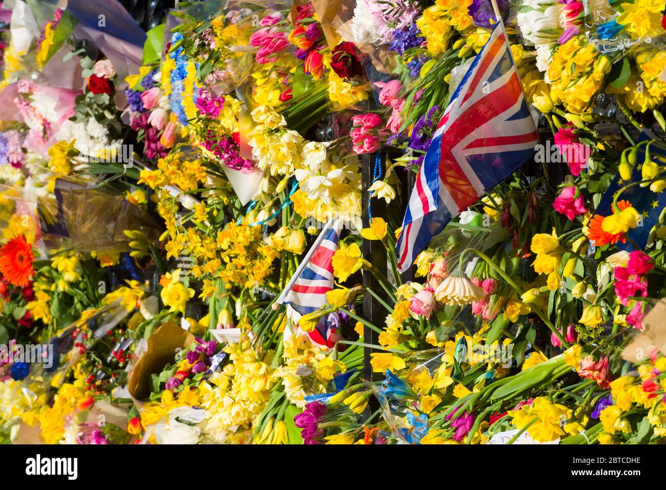 Blumenanbete, auf dem Geländer des Parlamentshauses für die Opfer des letzten Mittwochs (22/03/17), Terroranschlag von Khalid Masood, 52, ON Stockfoto