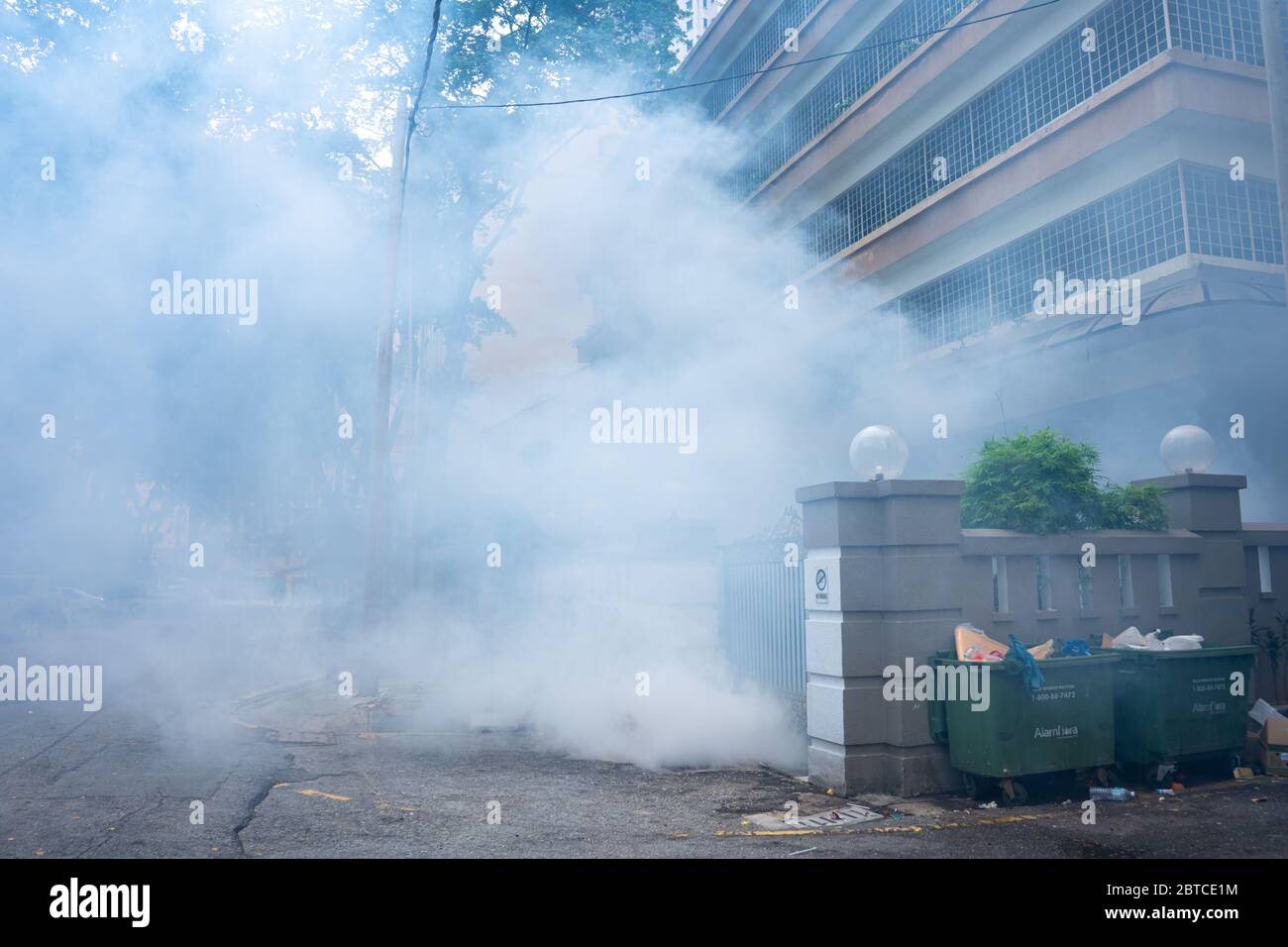 Desinfektion des Raumes. Eine Menge Rauch Ätzinsekten Stockfoto