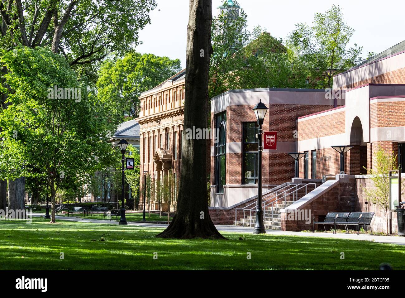 Leerer Campus der Rutgers University während der Schließung der COVID-19-Pandemie; die Rutgers Art Library ist ohne Studenten/Dozenten/Mitarbeiter zu sehen Stockfoto