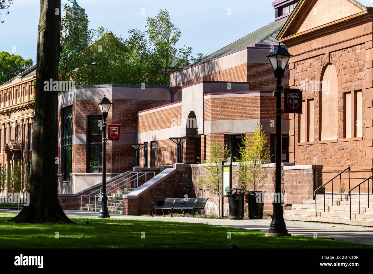 Leerer Campus der Rutgers University während der Schließung der COVID-19-Pandemie; die Rutgers Art Library ist ohne Studenten/Dozenten/Mitarbeiter zu sehen Stockfoto