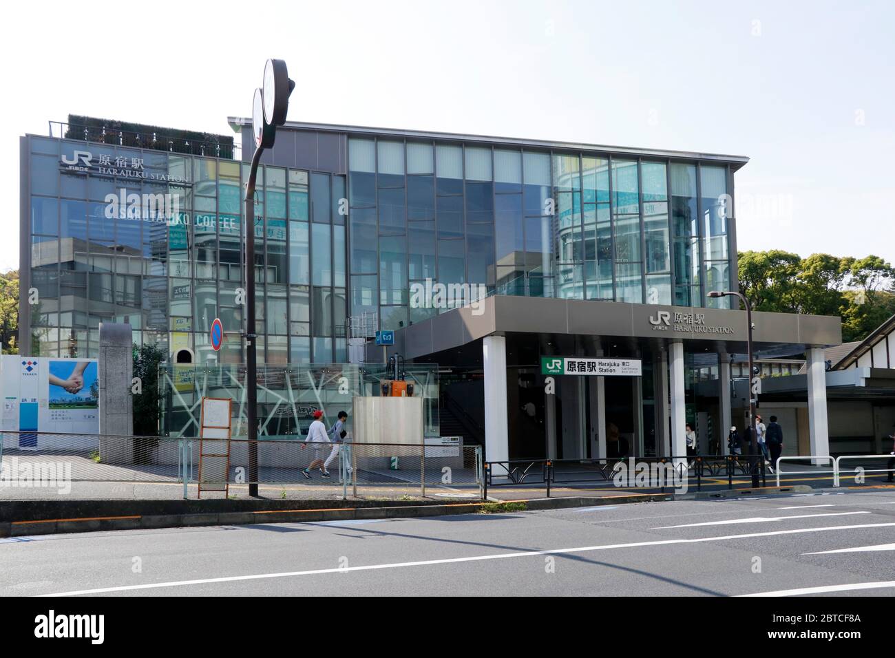 Das neue Harajuku-Bahnhofsgebäude war am 26. April 2020 ruhig. Der Gouverneur von Tokio bat um einen Aufenthalt zu Hause während der Goldenen Woche. Stockfoto