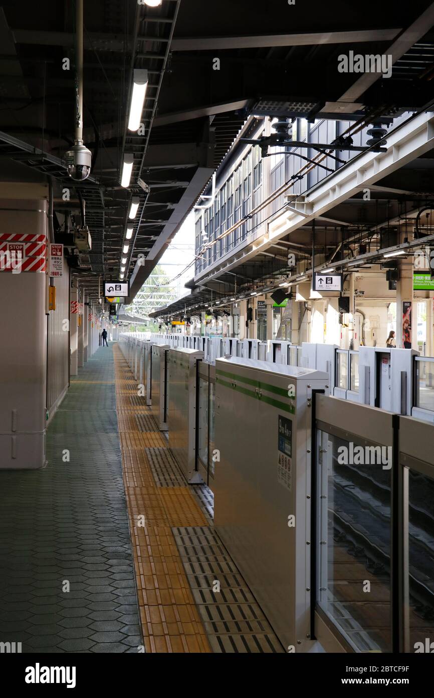 Harajuku Station war ruhig am 26. April 2020. Der Gouverneur von Tokio bat um einen Aufenthalt zu Hause während der Goldenen Woche. Stockfoto