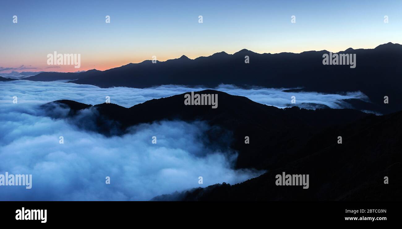 Eine Wolkeninversion in den Tararua Ranges, Neuseeland, Februar 2020 Stockfoto