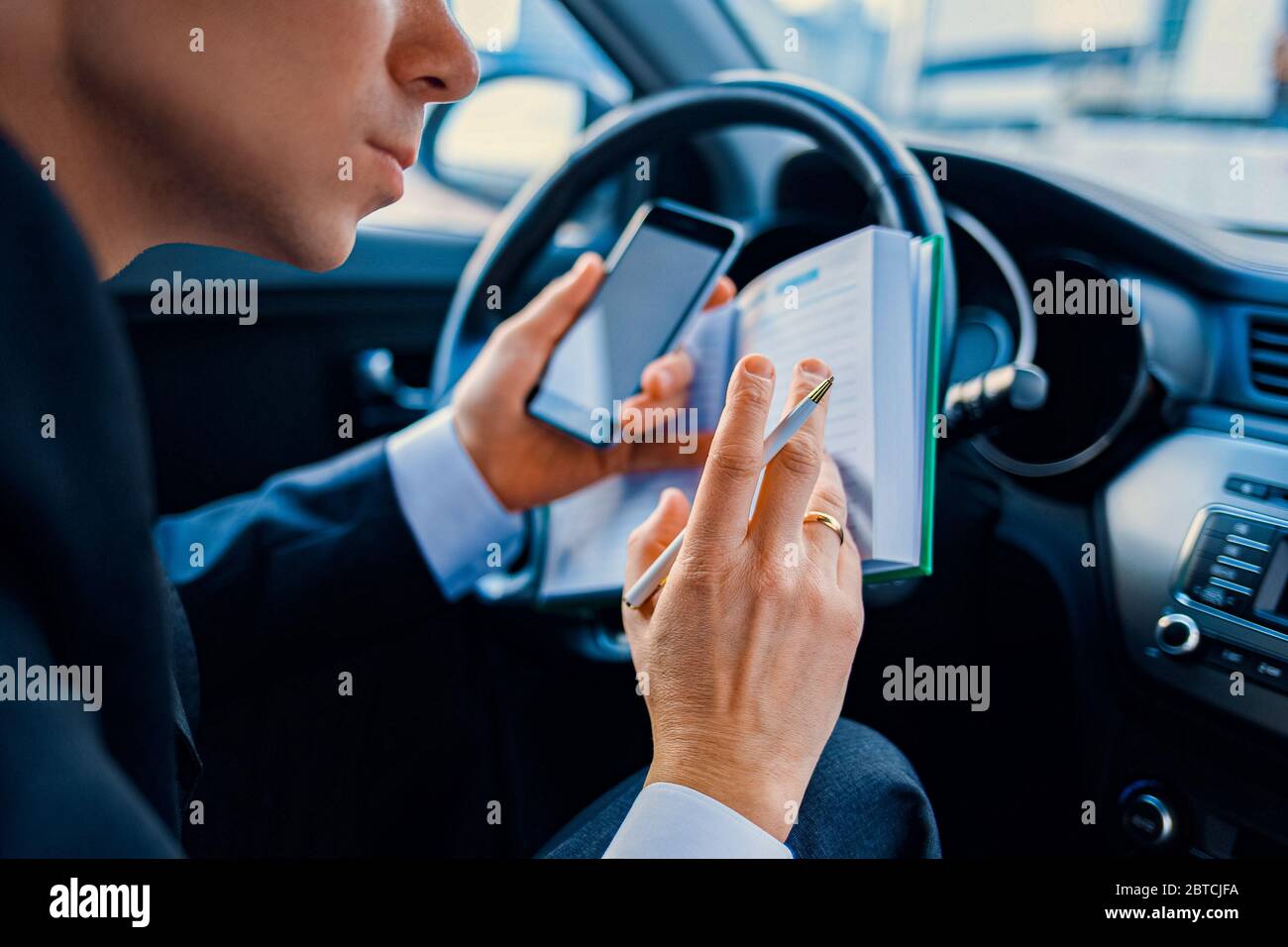 Geschäftsmann im Auto eine Visitenkarte Stockfoto