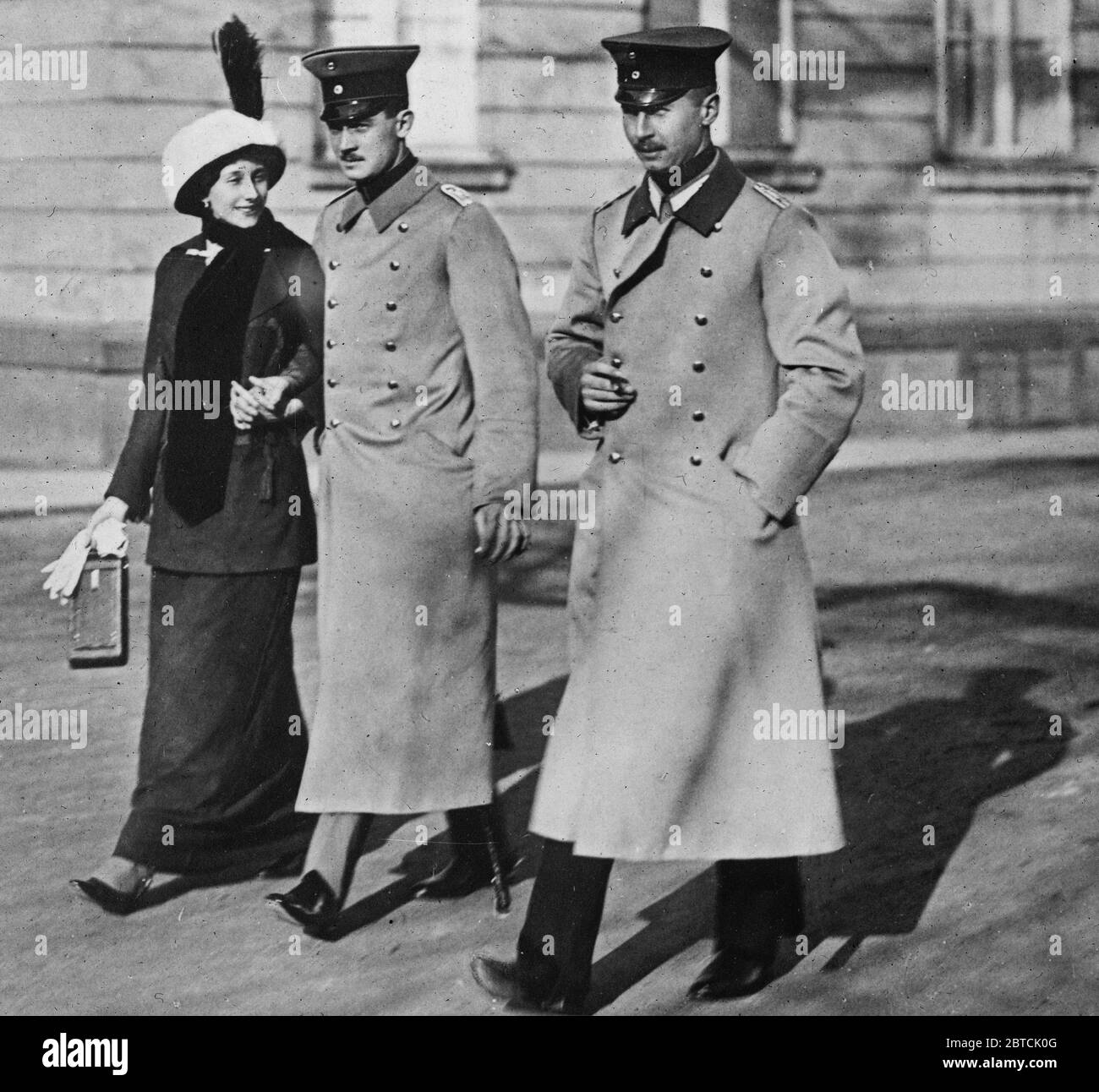 Foto zeigt (von links nach rechts), Prinzessin Victoria Louise von Preßburg (mit einer Kamera), ihren Ehemann Prinz Ernest Augustus, Herzog von Brunswick und Prinz Oskar von Preßburg (Victoria-Louises Bruder) Ca. 1913 Stockfoto