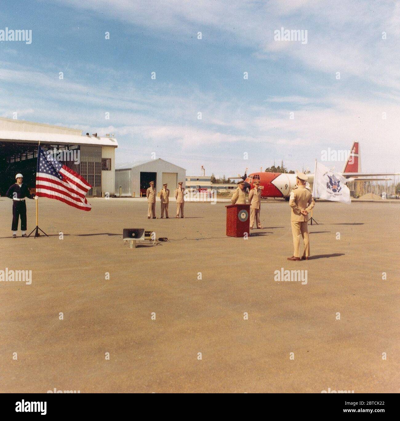 Air Station Annette, Alaska Originale Bildunterschrift: "uscg Air Station Annette Isl., Alaska Inspektionsreise durch Kommandant - Admiral Roland im Feld bei seiner Ankunft." Foto vom 28. Juli 1965 Stockfoto