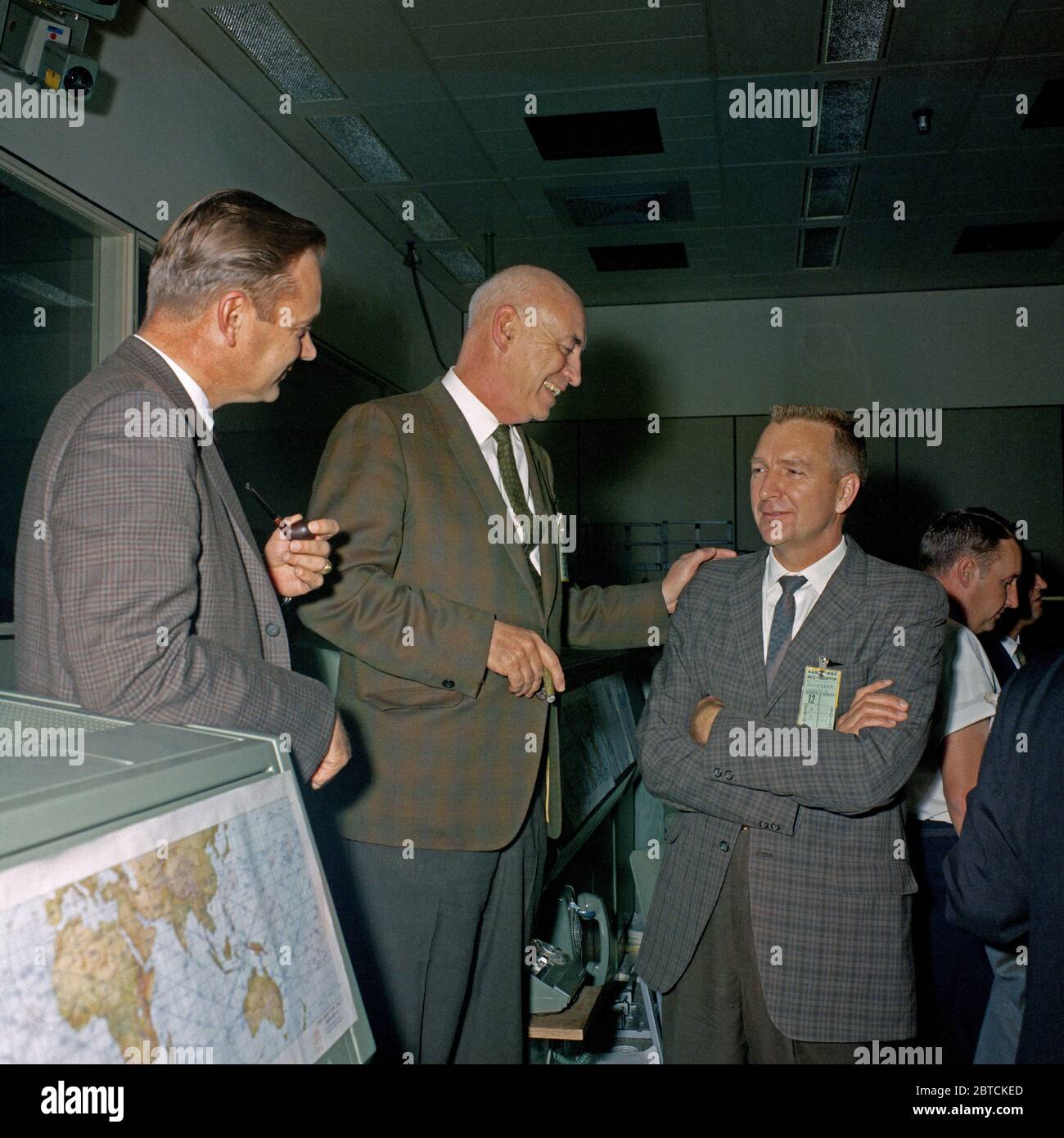 Dr. Robert R. Gilruth (Mitte) im Gespräch mit anderen Bediensteten der NASA in Mission Control Center in der Nähe des Endes der Gemini-12-Mission. Stockfoto