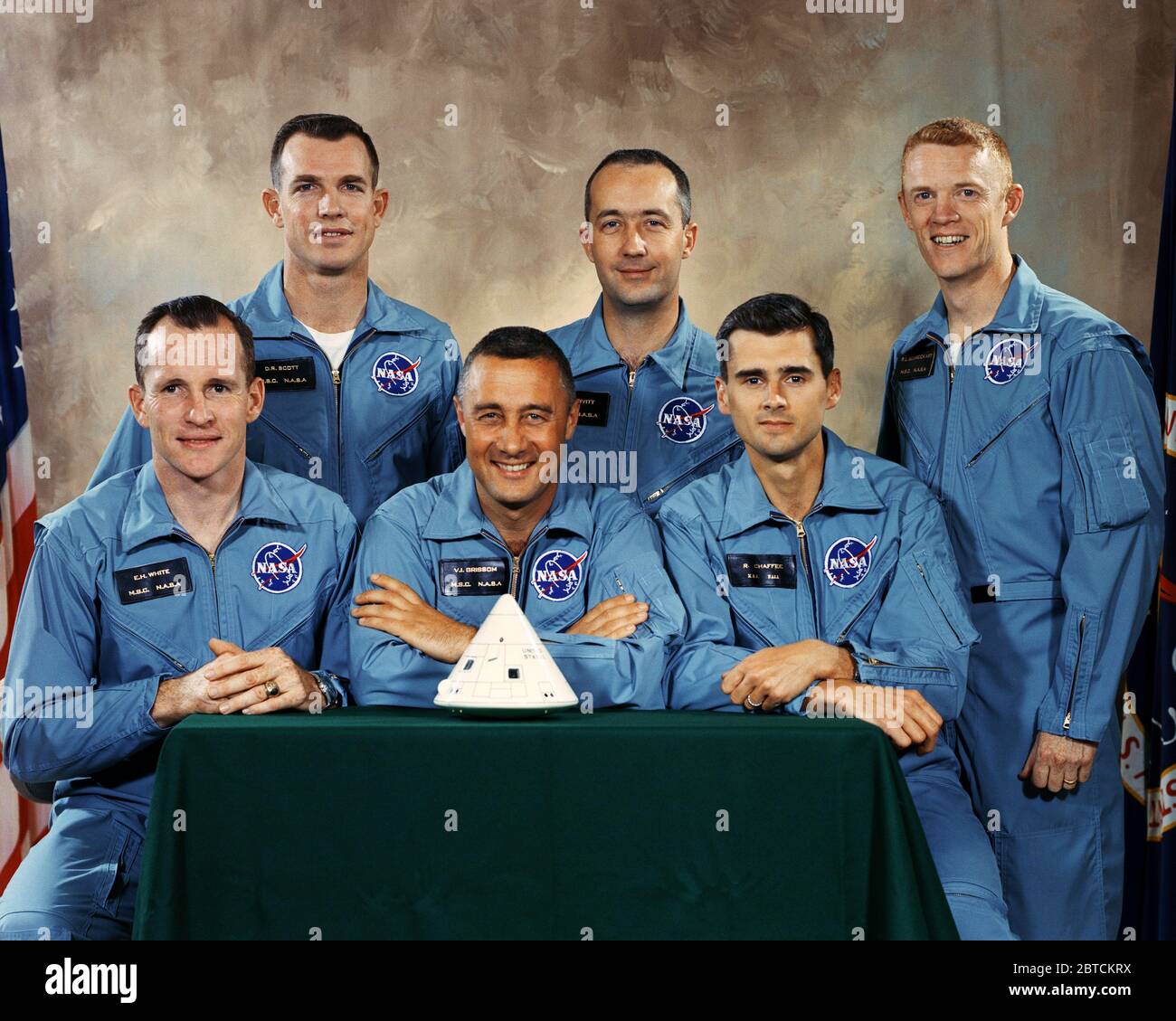 Die Nationale Luft- und Raumfahrtbehörde (NASA) hat diese Astronauten wie die Besatzung des zuerst genannten bemannte Apollo Raumfahrt. Zu Recht, sind Edward H. Weiß II Links, Befehl Modul Pilot; I. Virgil Grissom, mission Commander; und Roger B. Chaffee, Lunar Module Pilot. In der zweiten Zeile sind die Apollo 1 backup Besatzungsmitglieder, Astronauten David R. Scott, James A. McDivitt und Russell L. Schweickart. Stockfoto