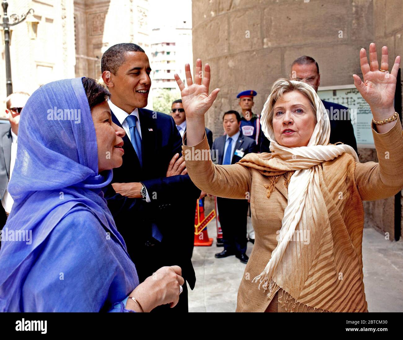 Präsident Barack Obama, Senior Berater David Axelrod und Valerie Jarrett, und Außenministerin Hillary Clinton Tour die Sultan Hassan Moschee in Kairo, Ägypten, 4. Juni 2009. Stockfoto