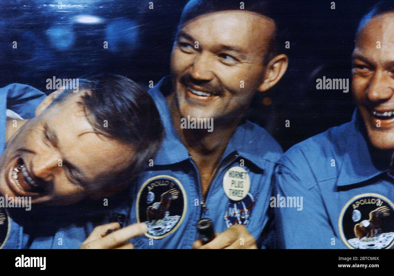 KENNEDY SPACE CENTER, Fla. - Die Apollo 11 Astronauten, von Links nach Rechts, Neil A Armstrong, Michael Collins und Edwin E. Aldrin Jr. Anteil Witze mit Gratulanten auf der anderen Seite der Fenster Ihrer mobilen Quarantäneeinrichtung an Bord der USS Hornet. Die Astronauten gespritzt, um 12:50 Uhr EDT an der Fertigstellung ihrer historischen acht - Tag der ersten bemannten Mondlandung. Stockfoto